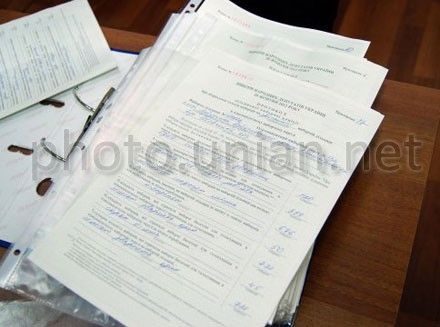 За його словами, перевозити протоколи в ЦВК повинен голова комісії, його заступник та представники двох «лідерів» виборів