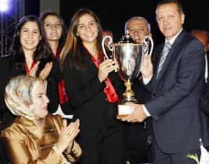 У стамбульській резиденції, Палаці Долмабахче, Ердоган організував офіційну вечерю-іфтар для спортсменів, які вирушають до Лондона