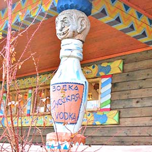 Їдучи за кордон або приймаючи гостей тут, ми намагаємося привезти або дістати для них істинно російська сувенір