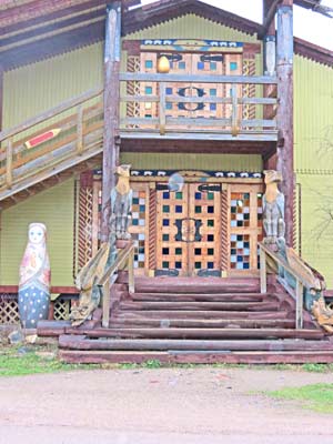 Не кажучи вже про те, що невідомо чим торгують у магазинах російських сувенірів у всіх кінцях Старого і Нового Світу