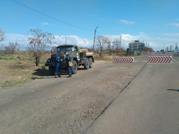 Також рятувальники проводять дегазацію території - відкритих ділянок і дахів будівель, доріг в населених пунктах Преображенка і Каланчак