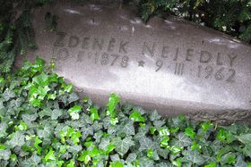 Могила Нейедлого (Фото: Христина Макова, Чеське радіо - Радіо Прага)   У книзі Іржі Кржестяна Зденек Нейедли показаний як трагічна постать чеського інтелектуала, ілюзії якого розбилися об дійсність