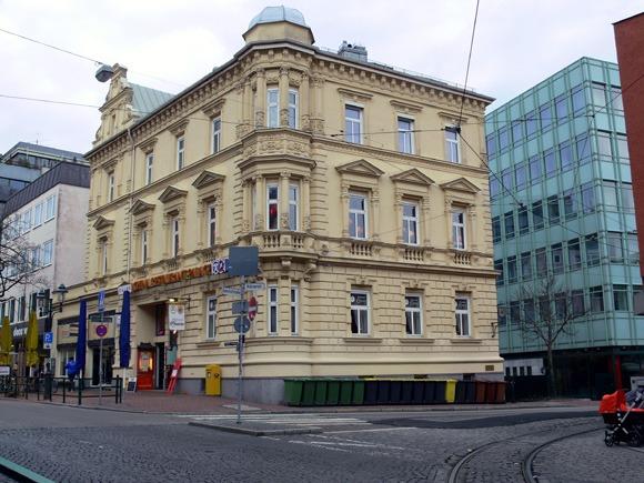 Кінцева зупинка трамвая - вокзальна площа   Bahnhofstrasse   Краса і оберіг будинку   Краса і оберіг будинку