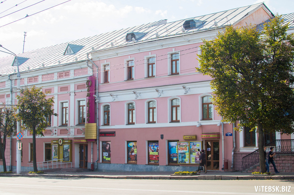 Кінотеатр «Будинок кіно» розташований в центрі Вітебська, недалеко від міської Ратуші і амфітеатру, в будівлі, яка є пам'яткою архітектури кінця XIX - початку XX ст