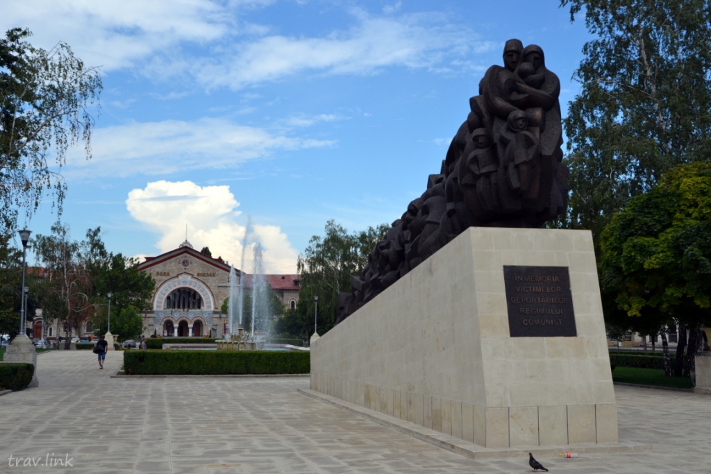 Пам'ятник коштував скільки-то там мільйонів і був зроблений в Білорусії