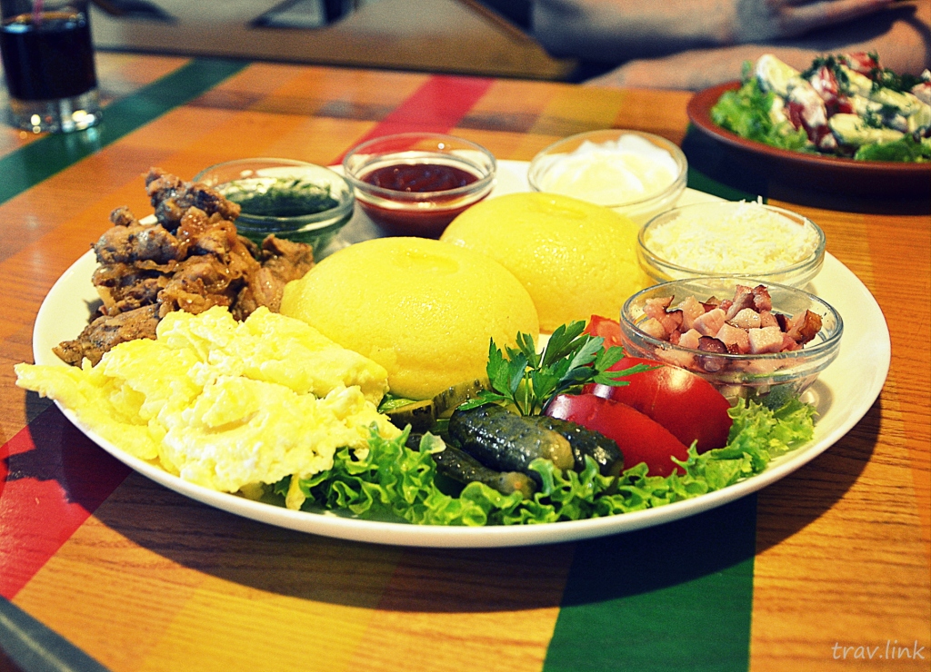 На автовокзалі мене зустрів Володимир Вієру і ми поїхали в центр, пробувати національне блюдо - мамалигу