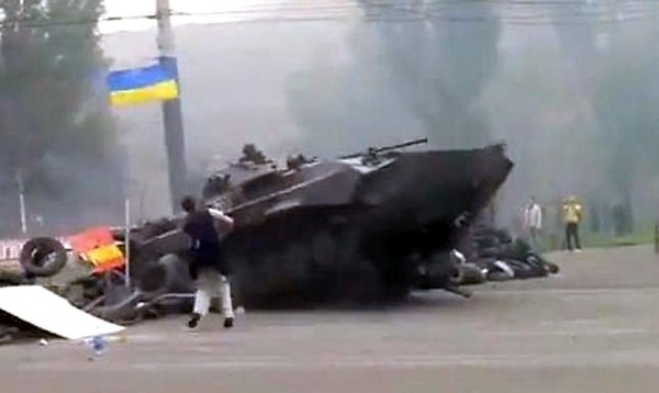 * Дмитро Ворона на своїй «літаючої» БМП