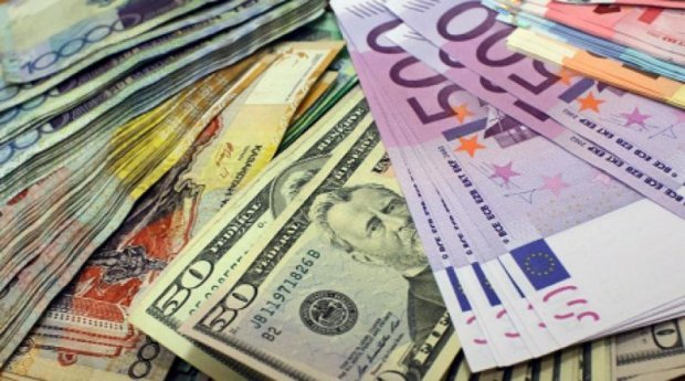 Як відомо, російський рубль впав до рівня 2016 роки після введення нових американських санкцій проти Росії
