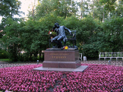 Лише пізніше Пушкін стане згадувати і ставитися до Ліцею - як до рідного дому, до ліцеїстів - як братам, а до вчителів - як до старших товаришів