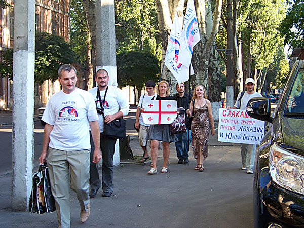 У понеділок, 8 серпня, біля стін Генерального консульства Грузії в Одесі, активісти партії «Російський блок» провели акцію пам'яті жертв війни в Південній Осетії