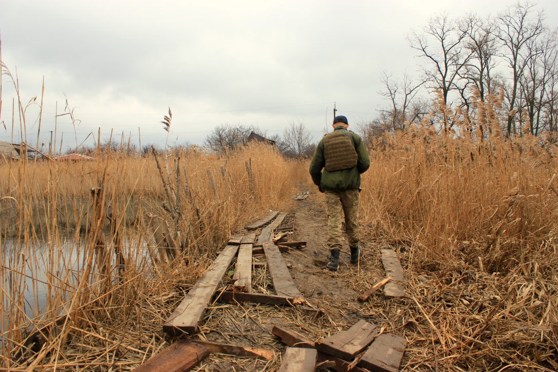 Командир перевіряє прохід на наявність розтяжок і мін