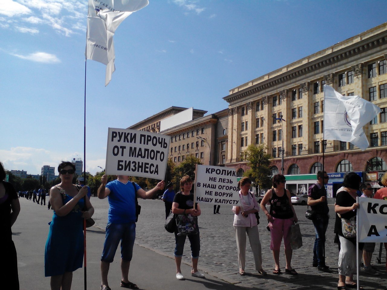 Мітингувальники кажуть, що введення касових апаратів призведе до того, що або бізнес буде змушений закритися, або піде в тінь, а водії будуть надавати послуги нелегально