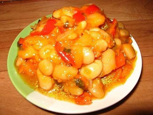 1 кг квасолі, 1 кг моркви, 1 кг солодкий перець, 3 цибулини, 1 кг помідорів, 150 г солі, 150 г цукру, 100 мл 9-процентного оцту, 0,5 л рослинного масла (без запаху)