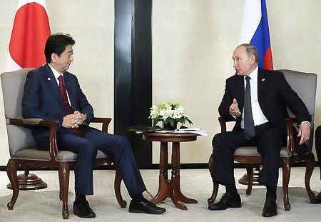 Виступаючи перед журналістами після зустрічі в Сінгапурі, Абе сказав, що планує відвідати Росію на початку наступного року, щоб знову провести переговори з Путіним