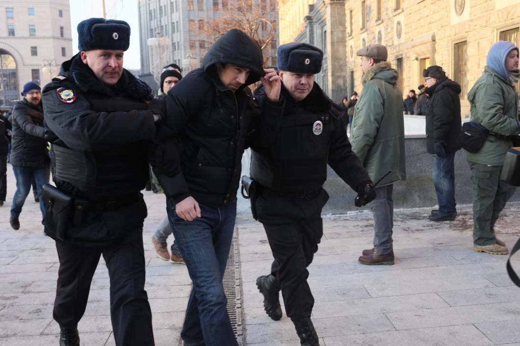 Один з поліцейських, за словами затриманого, після цього зламав його телефон і залишив його собі