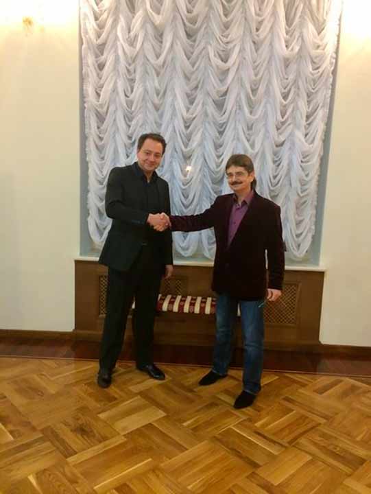 А поезія, ми знаємо, покликана пробуджувати в людині почуття, і зробити читача або слухача краще