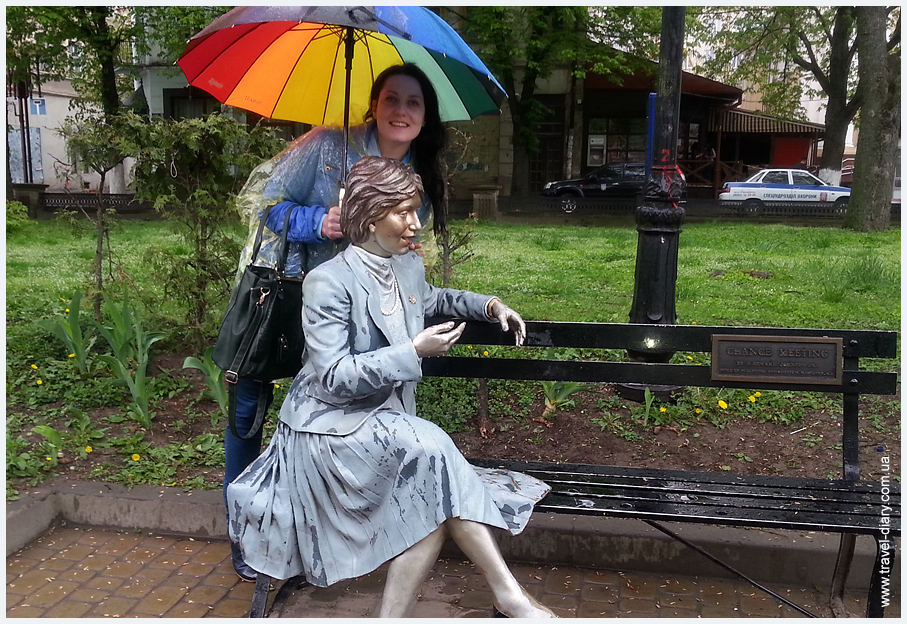 Раніше композиція складалася з двох жінок, які зустрілися поговорити, але після того як одну з них вкрали, пам'ятник перенесли в цей сквер і посадили на одну з лавок