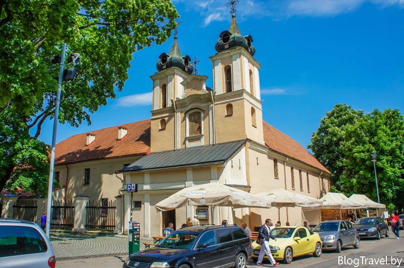 Поруч з Президентським палацом знаходиться невеликий монастирський костел Святого Хреста, який за переказами стоїть на місці найдавнішої обителі францисканців, в честь яких був споруджений пам'ятник Три хрести, про який ми говорили вище