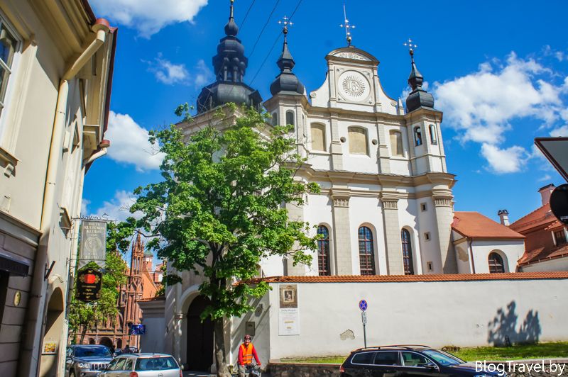 Костел Святого Михайла у Вільнюсі, до якого ми виходимо на вулиці Литерат, цікавий не тільки як архітектурний пам'ятник 16-го століття, але і як усипальниця роду Сапєг, на кошти яких було здійснено будівництво храму