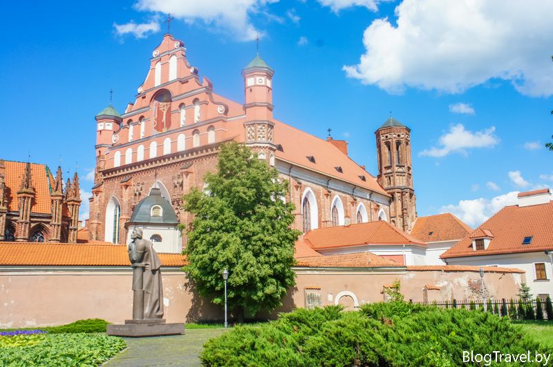 Поруч з костелами, в сквері розташовується пам'ятник знаменитому польському поету - Адаму Міцкевичу