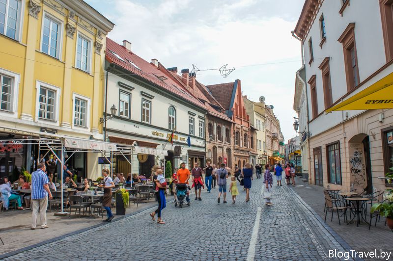 Тут велика кількість ресторанів, кафе, готелів, музеїв і галерей, а також торговців прикрас і сувенірів, які можна привезти з Вільнюса