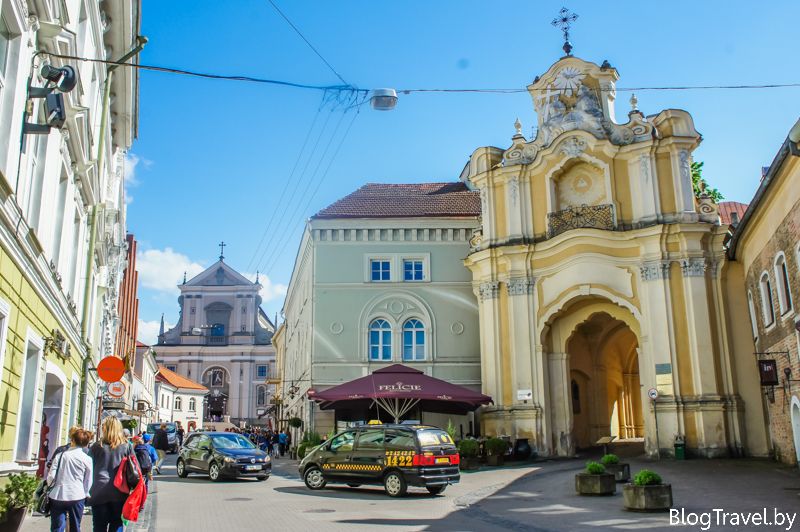 Примітно, що саме в цьому греко-католицькому храмі богослужіння проводяться на білоруській мові, а стиль, в якому він побудований - білоруська готика