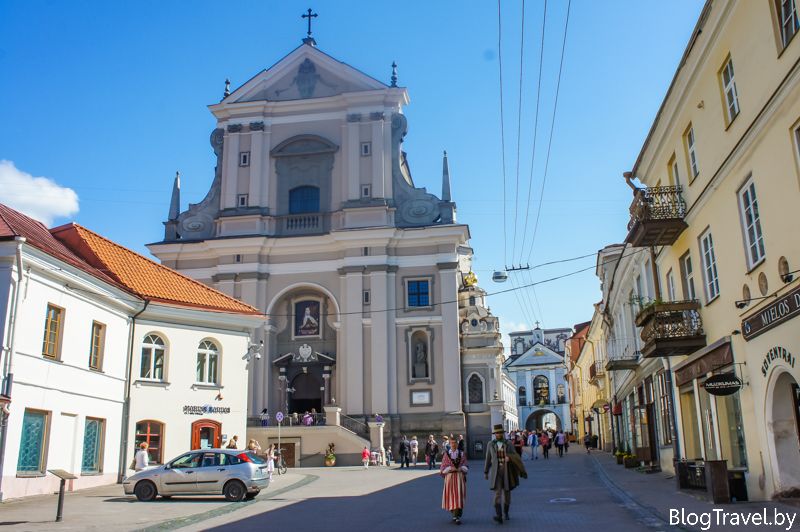 Тут же розташований костел Святої Терези, виконаний в стилі бароко, його головний фасад багато прикрашений гранітом, червоним і чорним мармуром