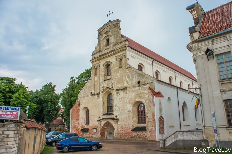 Костел з пов'язаною з ним каплицею займає більшу, дуже доглянуту територію, де можна відпочити в тіні високих дерев