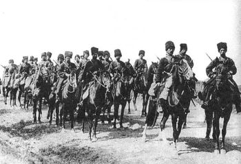 У 1914 р до оголошення мобілізації в російській армії всього перебувало 54 козацьких полку, 6 пластунських (піших) козачих батальйонів, 3 козачих кінних дивізіону (з них два окремих), 23 козачі батареї, 11 окремих козацьких сотень, а також «Власний Його Імператорської Величності конвой »