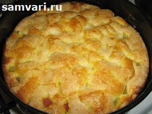 Потім посипати пиріг 2 столовими ложками цукру