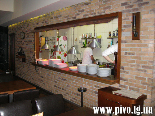 Поки ми дегустували місцеве пиво, час нас неухильно наближало до завершення зустрічі і зворотної поїздки до Луганська