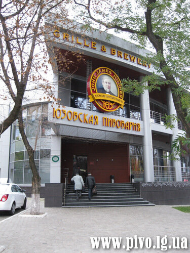 При вході в ресторан розумієш - ти потрапив саме в те місце, куди прагнув - спокійніша, не нав'язлива музика, приємна атмосфера, що межує з жвавістю відвідувачів і швидкістю персоналу, що створює якийсь затишок і теплоту в закладі