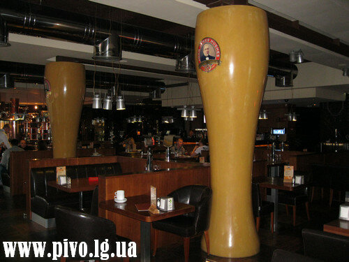 Величні колони у вигляді келихів, дерев'яні столи і м'які, шкіряні дивани