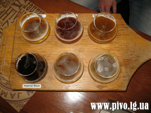 На мій превеликий жаль, все дегустаційні набори, за словами офіціанта, були зайняті   Я вибрав 2 види пива, які мені по опису більше сподобаються, і, я не помилився
