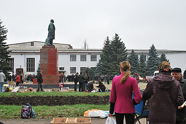 Благо, хоч гості і організатори не пили алкогольні напої на сходинках пам'ятника Леніну, та й птахи не дуже зіпсували його обличчя