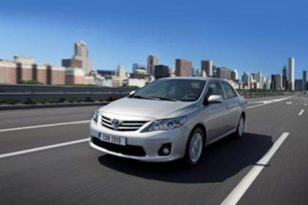 Toyota Corolla - це легендарний седан, який був занесений в книгу рекордів Гіннеса як найбільш продавана модель в світі