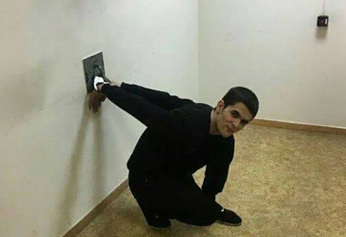 Кілька людей зверталися до правозахисників, розповівши, що конвоїри пристібали їх до кілець і, знерухомити, били - або ж залишали в такому положенні на цілий день