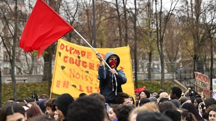 У розпал масових протестів в центрі Парижа в поліцейському оточенні французькі активісти грають російський вальс На сопках Маньчжурії, малюють серп і молот на стінах будинків і на жовтих жилетах