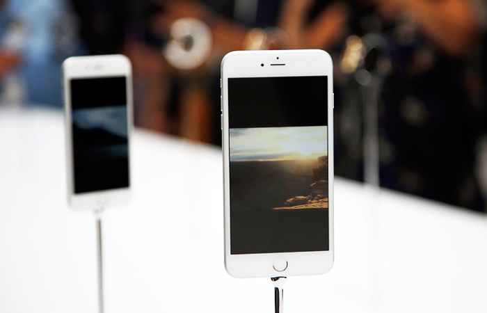 З початку продажів вартість iPhone 6 з пам'яттю 16 ГБ зросла з 32 до 45 неоподатковуваних мінімумів доходів громадян, топового iPhone 6 Plus з 128 ГБ - з 47 до 64 неоподатковуваних мінімумів доходів громадян Фото: Reuters Москва