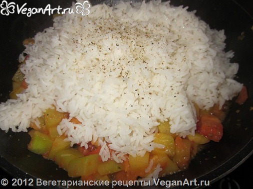 Кабачки з помідорами обсмажилися і прийшов час додавати до них відварений рис