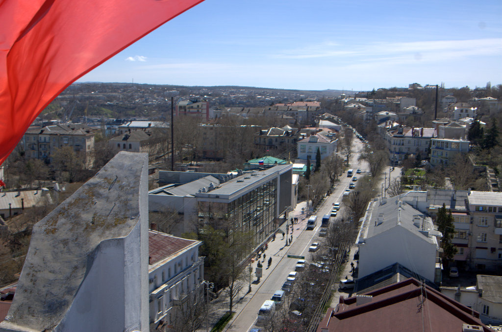 В цей же день в Севастополі відбулася позачергова сесія Міської ради, яка затвердила результати проведеного напередодні в місті референдуму