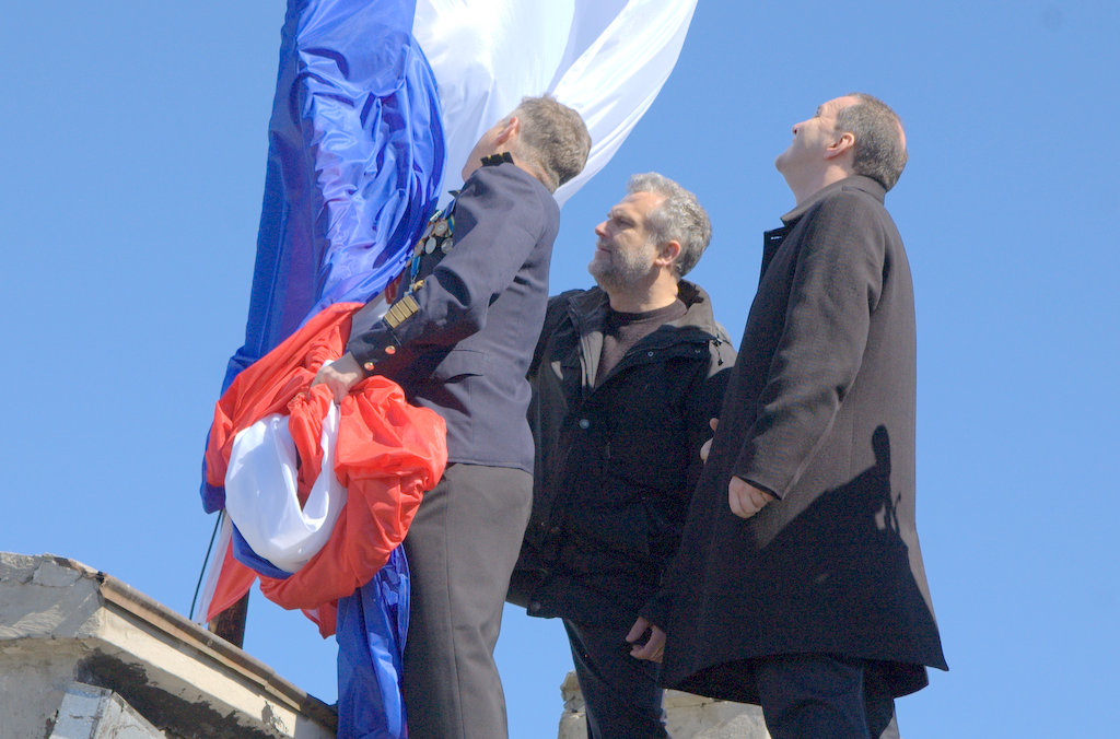 Весна, тепло, хочеться скинути куртку, вскочити на парапет і кричати