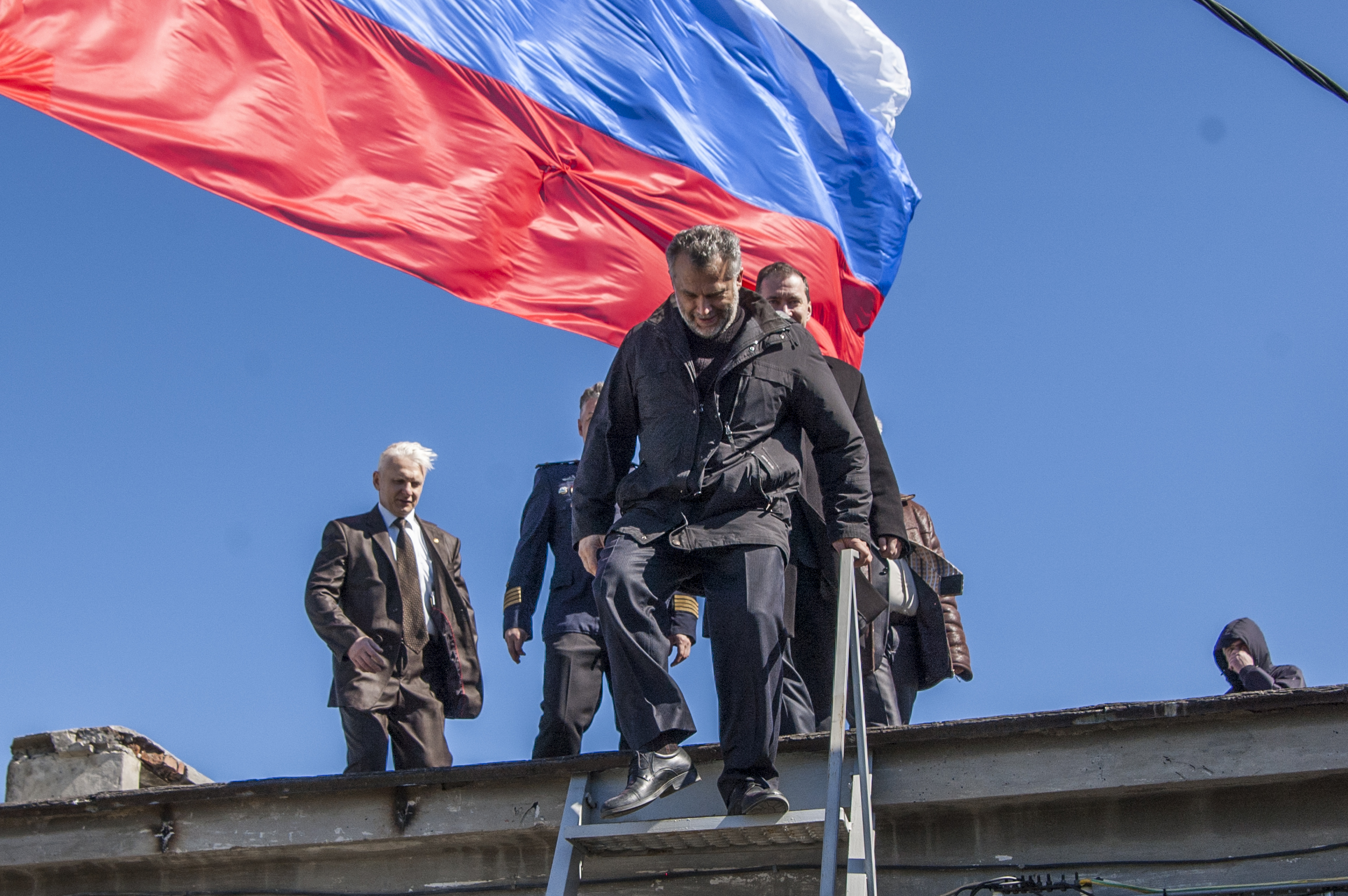 Відпрацьовують перебивки телевізійники, спускаються слідом