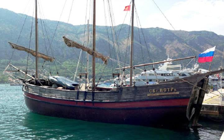 Для довідки: корабель «СВЯТИТЕЛЬ ПЕТР' мітрополіт МОСКОВСЬКИЙ» з прямим вітрильним озброєнням і малої дзвіницею на палубі був точною копією поморської торгової тури XVII століття (довжина 16 м, ширина 6,5 м)