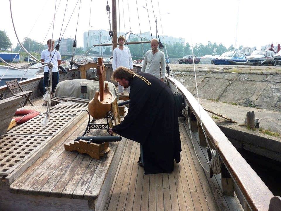 У Петрозаводской і Карельської єпархії, під егідою якої проходили численні паломницькі експедиції корабля після спуску на воду в 2002 р, коментувати ситуацію відмовилися, а в Відділі зовнішніх церковних зв'язків Московського Патріархату про крах тури навіть не чули