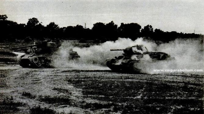 ЗАЇЗД НА 100 ярдів - рухливий Т-34 (праворуч) наздоганяє на півдорозі і готується обігнати швидше стартував Шерман
