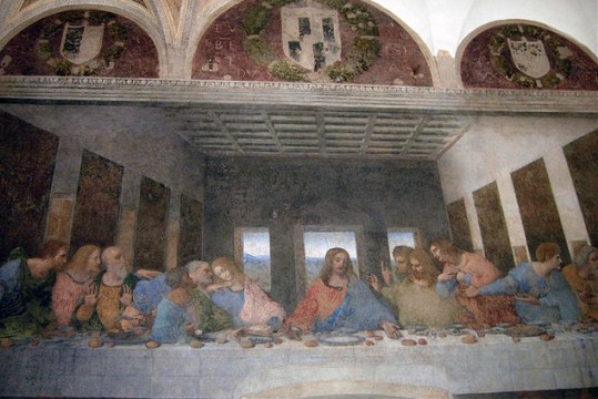 На глядачів вони теж не дивляться, і це зайвий раз підкреслює: вечеря і справді таємна, прихована від чужих очей