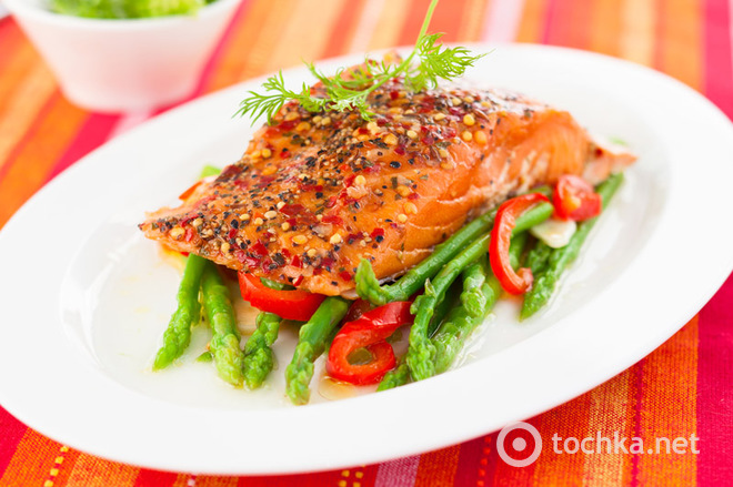 Пікантний лосось зі спаржею
