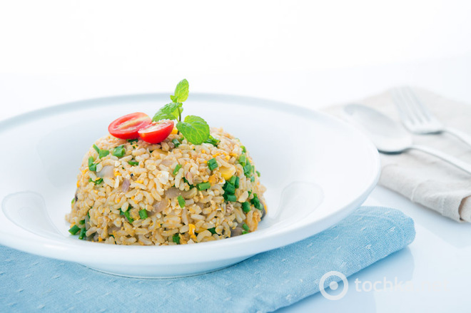 Смажений рис з яйцем і цибулею по-китайськи