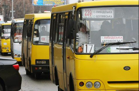 Один з пасажирів штовхнув іншого, той втратив рівновагу, випав з салону і вдарився головою об асфальт